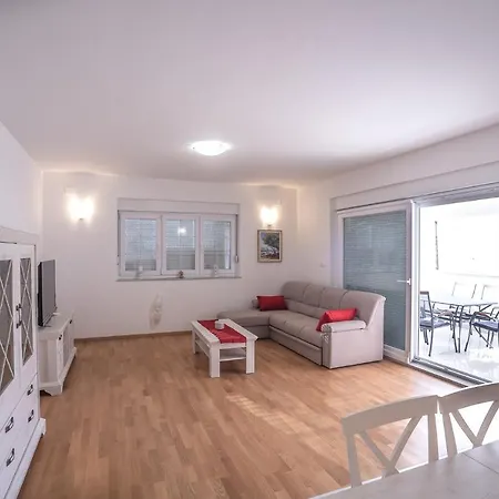 Sandrina Apartment *